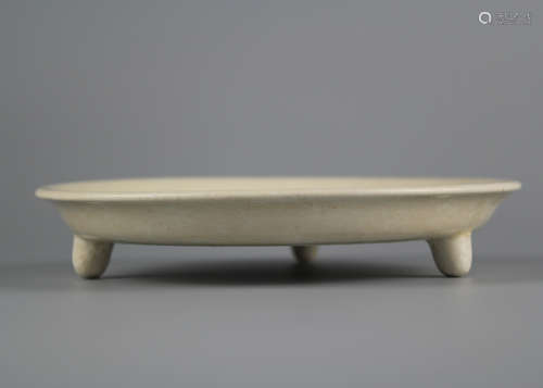 TANG A GONGXIANYAO WHITE-GLAZED TRIPOD DISH