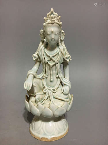 A HUTIAN KILN WHITE GLAZED GUANYIN FIGURE