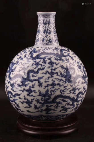 A XUANDE MARK BLUE&WHITE DRAGON FLAT VASE