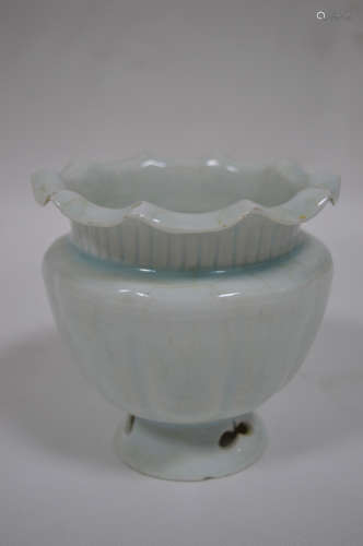 A LOTUS MOUTH CELADON VASE