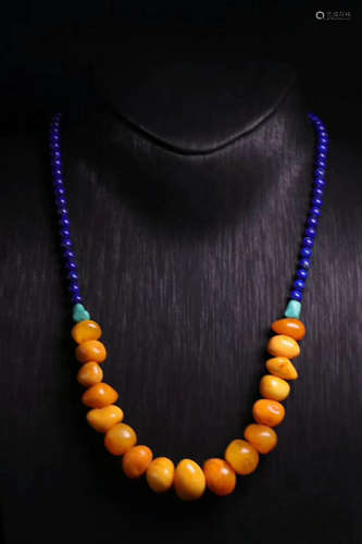 AN AMBER MILA LAPIS LAZULI NECKLACE