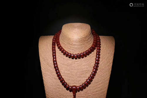 AN AGATE NECKLACE