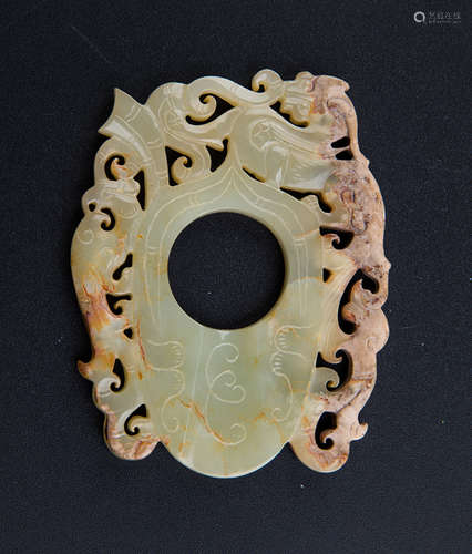 A FINE CARVED JADE PENDANT