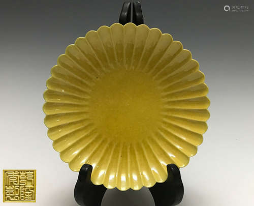 QIANLONG NIANZHI MARK YELLOW-GLAZED DISH