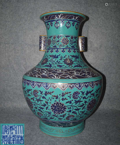 DAQING QIANLONG NIANZHI MARK GREEN-GROUND VASE