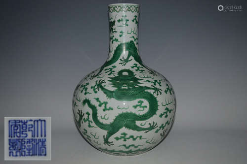 DAQING QIANLONG NIANZHI MARK TIANQIU VASE