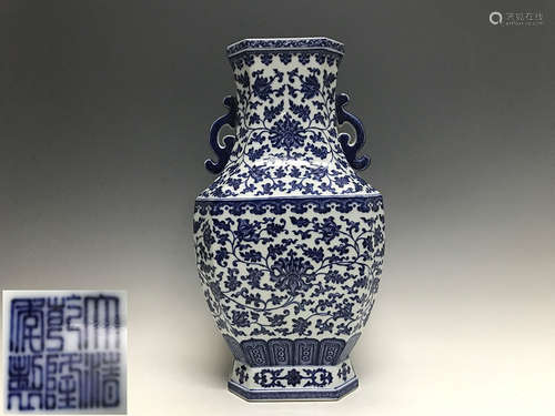 DAQING QIANLONG NIANZHI MARK BLUE&WHITE VASE