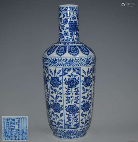 DAQING QIANLONG NIANZHI MARK BLUE&WHITE VASE