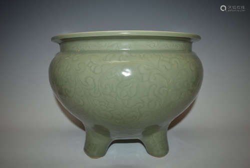 LONGQUAN CELADON ENGRAVED TRIPOD CENSER