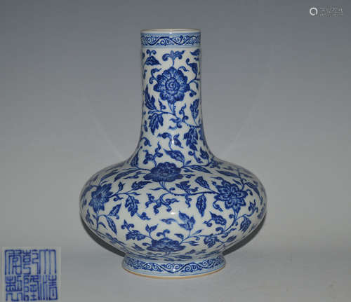 DAQING QIANLONG NIANZHI MARK BLUE&WHITE BOTTOLE VASE