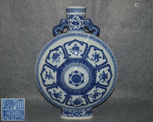 DAQING QIANLONG NIANZHI MARK BLUE&WHITE FLAT VASE