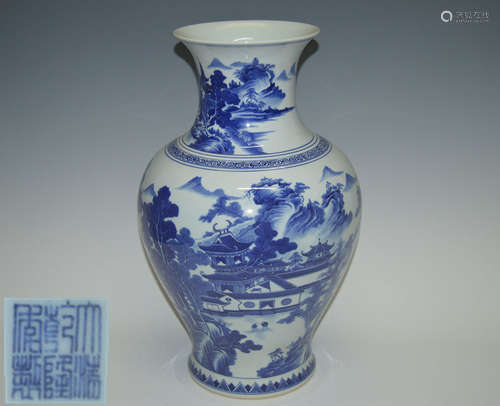 DAQING QIANLONG NIANZHI MARK BLUE&WHITE BOTTLE VASE