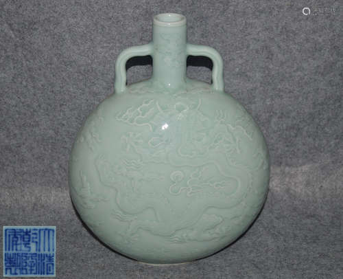 DAQING QIANLONG NIANZHI MARK MOON-FLASK VASE