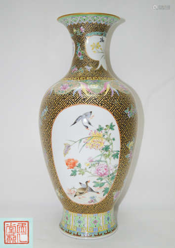 A FAMILLE-ROSE VASE WITH FOUR-CHARACTER MARK