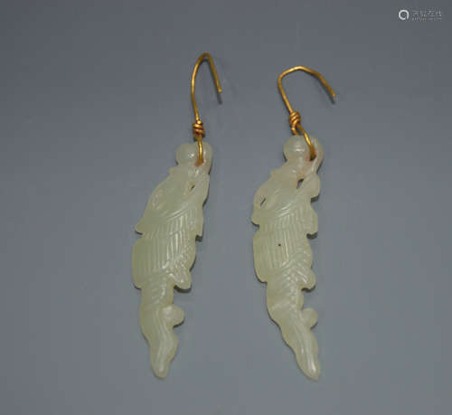 A JADE STONE EARRING