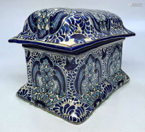 Chinese blue and white porcelain box with cover