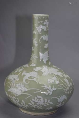 Qing Chinese Pea Glaze Pâte-sur-pâte Vase
