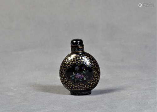 A Gilded of Snuff Bottle with Flower Pattern Carving - Qing Dynasty