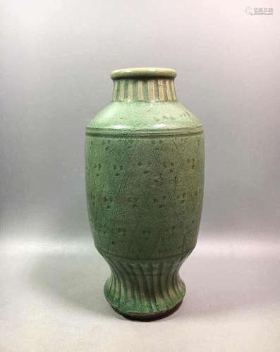 A  EARLY MING DYNASTY LONGQUAN KILN CELADON GLAZED VASE