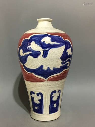 A EARLY MING DYNASTY BLUE AND UNDERGLAZE RED OFFFICER KLIN VASE