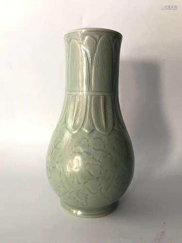 A YUE KILN CELADON-GLAZED FLOWERS DESGIN VASE