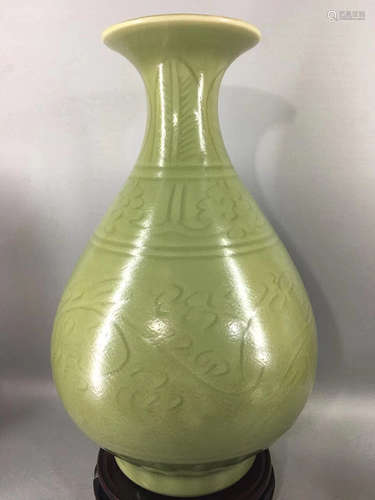 A MING DYNASTY LONG QUAN KILN CELADON-GLAZED OKHO SPRING VASE