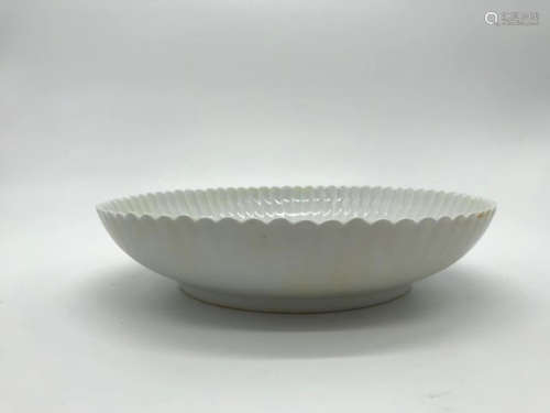 A MING DYNASTY WHITE GLAZE FLOWER SHAPED MOUTH PLATE