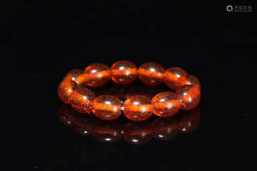 A QING DYNASTY AMBER JUJUBE SHAPE BRACELET