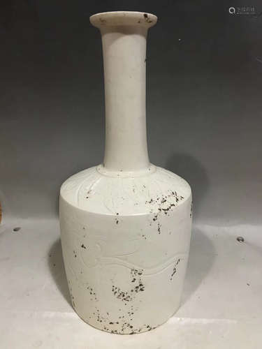 A NORTHREN SONG DYNASTY DING KILN MALLET VASE