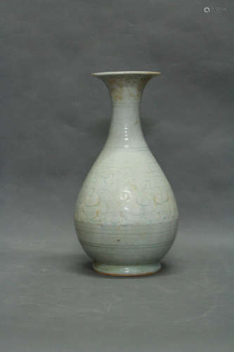 A SONG DYNASTY MISTY BLUE OKHO SPRING VASE