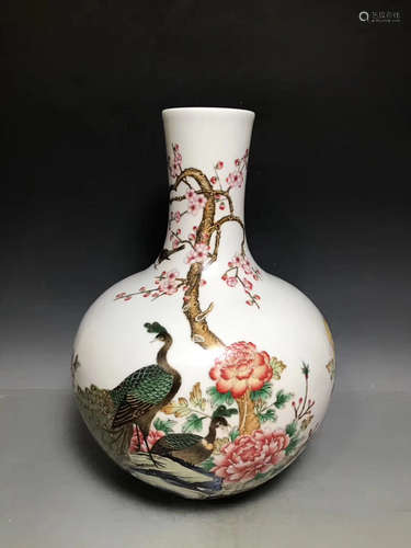 A ENAMELED PEACOOK PATTERN VASE,QINGLONG DYNASTY