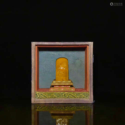 A QING DYNASTY FIELD-YELLOW STONE SEAL ORNAMENT