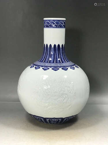 A BLUE AND WHITE PORCELAIN CARVING DRAGON VASE,QING YONGZHENG DYNASTY