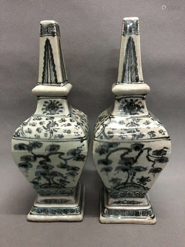 A PAIR OF BLUE&WHITE SQUARE VASES, MING DYNASTY