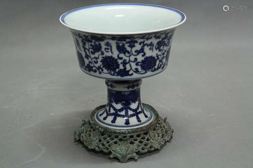 A DAQING QIANLONG NIANZHI MARK BLUE&WHITE GOBLET