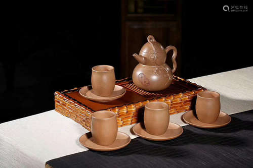 A SET OF HE DAOHONG MADE RAW ORE PURPLE CLAY TEAPOT