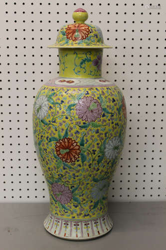 Big Chinese famille rose porcelain vase.