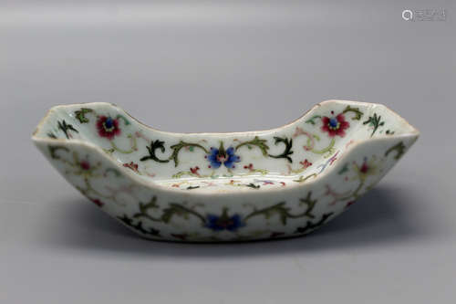 Chinese famille rose porcelain dish, Jiaqing mark.