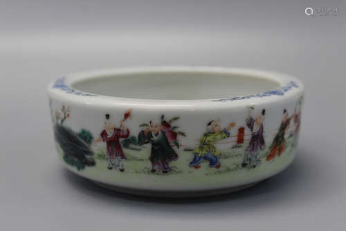 Chinese famille rose porcelain planter.