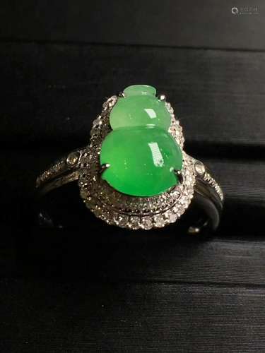 A Jadeite Ring With 18K White Gold Setting