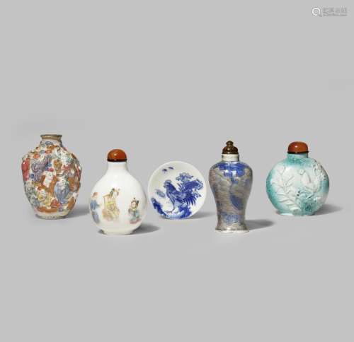 FOUR CHINESE PORCELAIN SNUFF BOTTLES AND A SNUFF TRAY