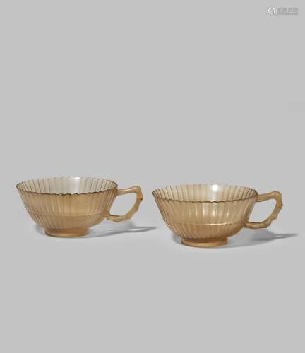 A PAIR OF CHINESE AGATE MOGHUL-STYLE 'CHRYSANTHEMUM' CUPS