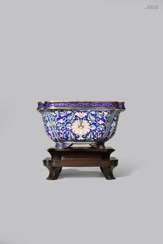 A CHINESE FAMILLE ROSE ENAMEL JARDINIERE