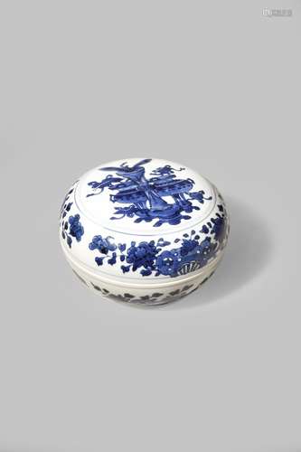 A CHINESE BLUE AND WHITE CIRCULAR BOX AND COVER