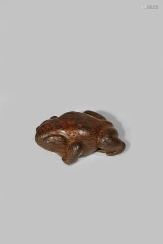 A CHINESE BAMBOO CARVING OF A TOAD