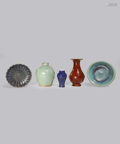 FIVE CHINESE MONOCHROME PORCELAIN ITEMS