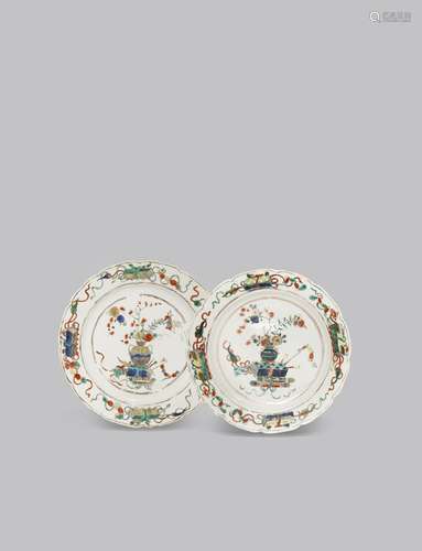 A PAIR OF CHINESE FAMILLE VERTE PLATES