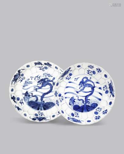 A PAIR OF CHINESE BLUE AND WHITE 'DRAGON' DISHES