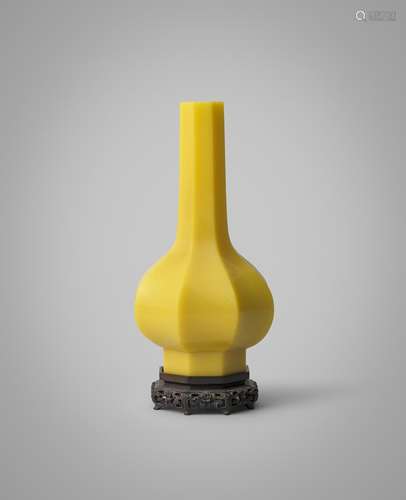 A CHINESE IMPERIAL FACETED YELLOW BEIJING GLASS BOTTLE VASE