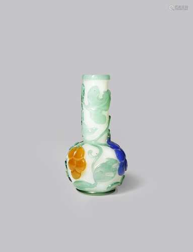 A SMALL CHINESE BEIJING OVERLAID GLASS BOTTLE VASE